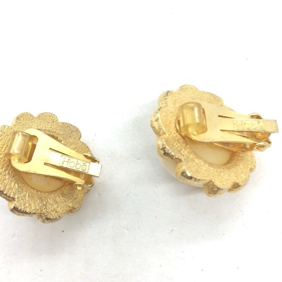 VINTAGE HOBE LUCITE CONFETTI CLIP ON EARRINGS GOLD TONE CUSTARD YELLOW BUTTON - Picture 11 of 14